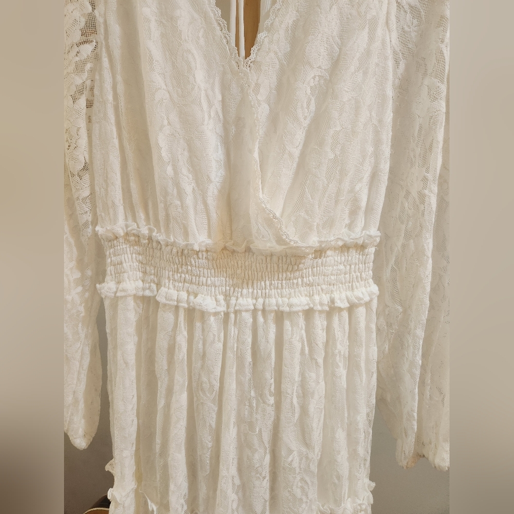 Elegant White Long Sleeve Lace Dress - Picture 3 of 6